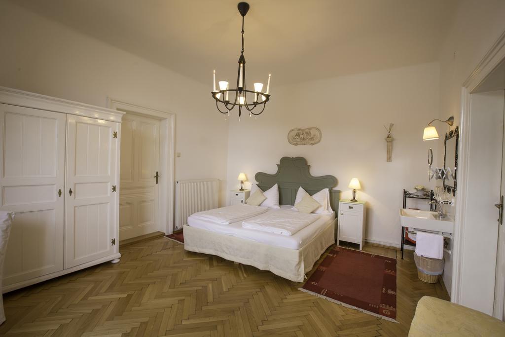 Schlossvilla Miralago Portschach am Woerthersee Room photo